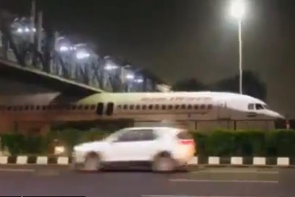 KAD SE AVION ZAGLAVI ISPOD MOSTA NASRED AUTO-PUTA: Vozači u ŠOKU, zaobilaze letelicu na putu u Nju Delhiju! VIDEO