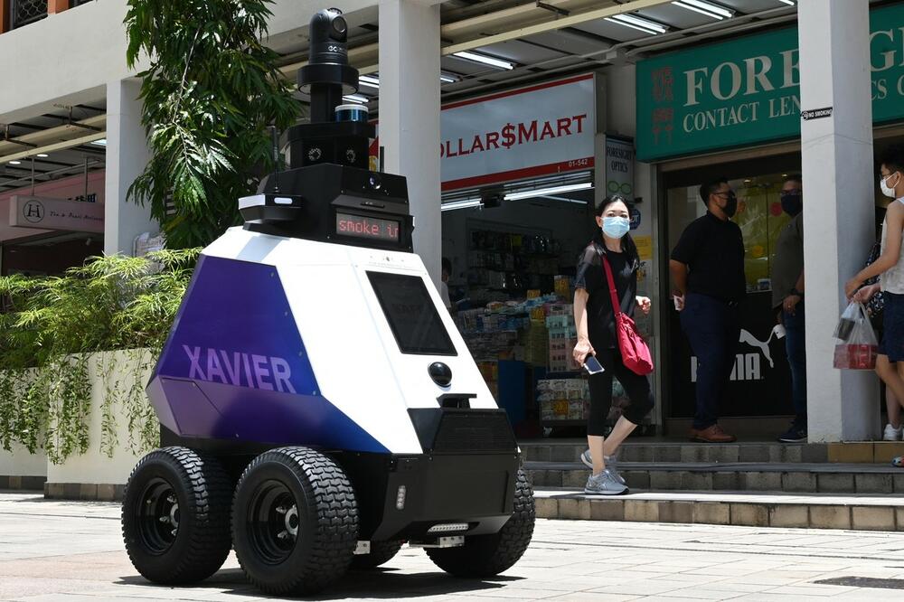 POLICIJSKA DRŽAVA: Robot koji patrolira ulicama i lovi sitne prekršaje izazvao strah da Singapur postaje država Velikog brata