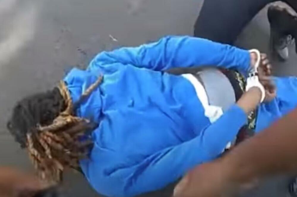POLICAJCI NASILNO IZVUKLI PARAPLEGIČARA IZ AUTOMOBILA: Vukli ga za ramena i kosu dok je molio za pomoć VIDEO