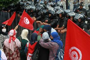 REVOLUCIJA NE UMIRE Na hiljade Tunižana izašlo na ulice, protestuju protiv predsednika