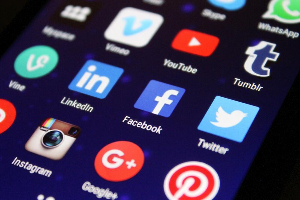 FACEBOOK ILI LINKEDIN: Otkrijte koja društvena mreža je idealna za vaš biznis