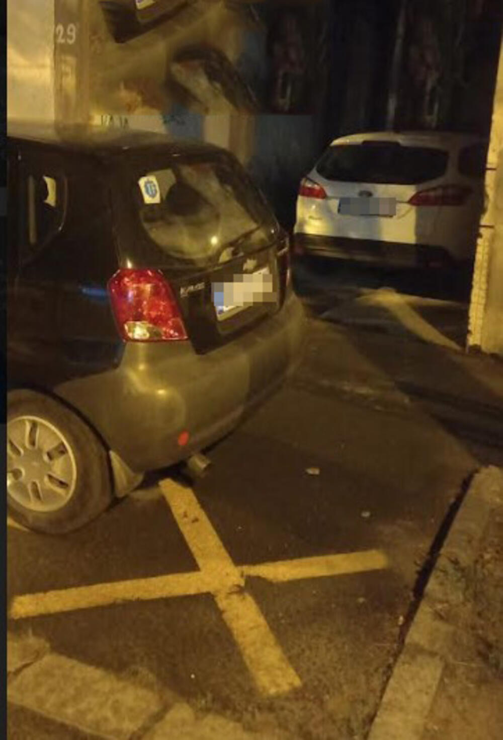 Sporna fotografija... A. M. tvrdi da je parkirala jer joj je fordom bio blokiran ulaz u dvirište 