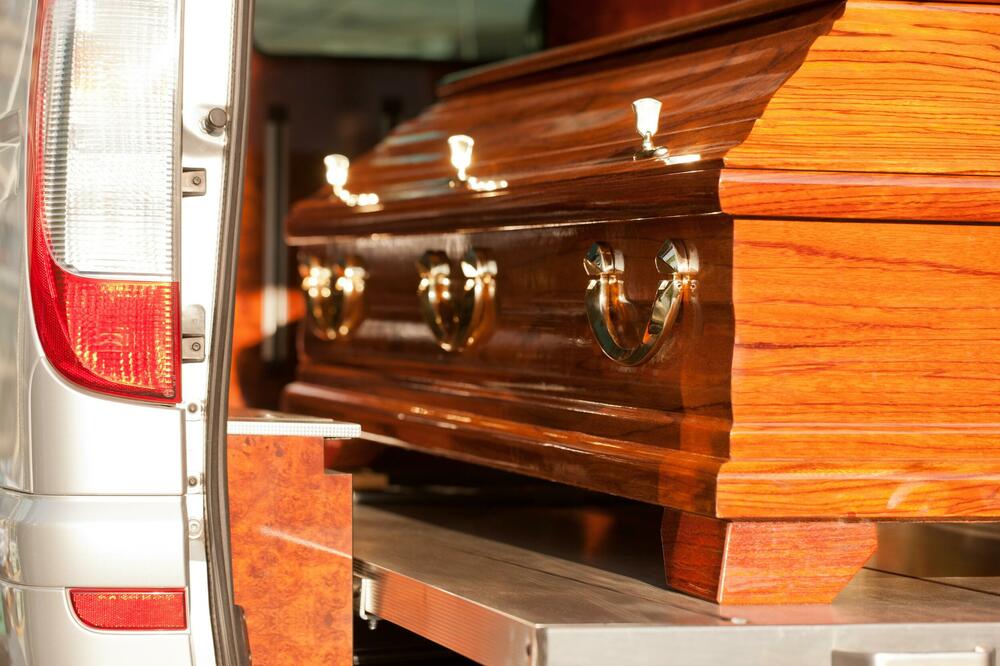 BOBAN KOJI SE BAVI PRODAJOM POGREBNE OPREME NA MUKAMA: Pre 6 meseci sahranili pokojnika, a niko od rodbine neće da se javi i PLATI