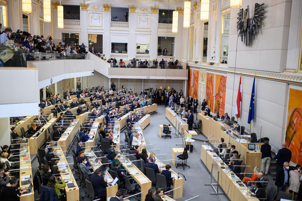 AUSTRIJSKI PARLAMENT ODLUČIO: Od februara obavezna vakcinacija protiv korone za sve starije od 18 godina!