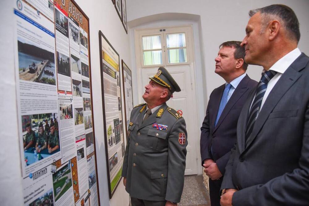 Predsednik Pokrajinske vlade Mirović posetio Prvu brigadu Kopnene vojske