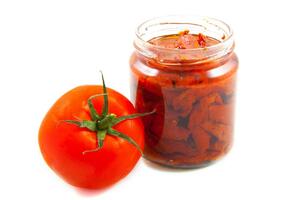 OBRADUJTE UKUĆANE NEOBIČNOM ZIMNICOM: Ovo je recept za sušeni paradajz u ulju i toliko je dobar će cela tegla otići začas!
