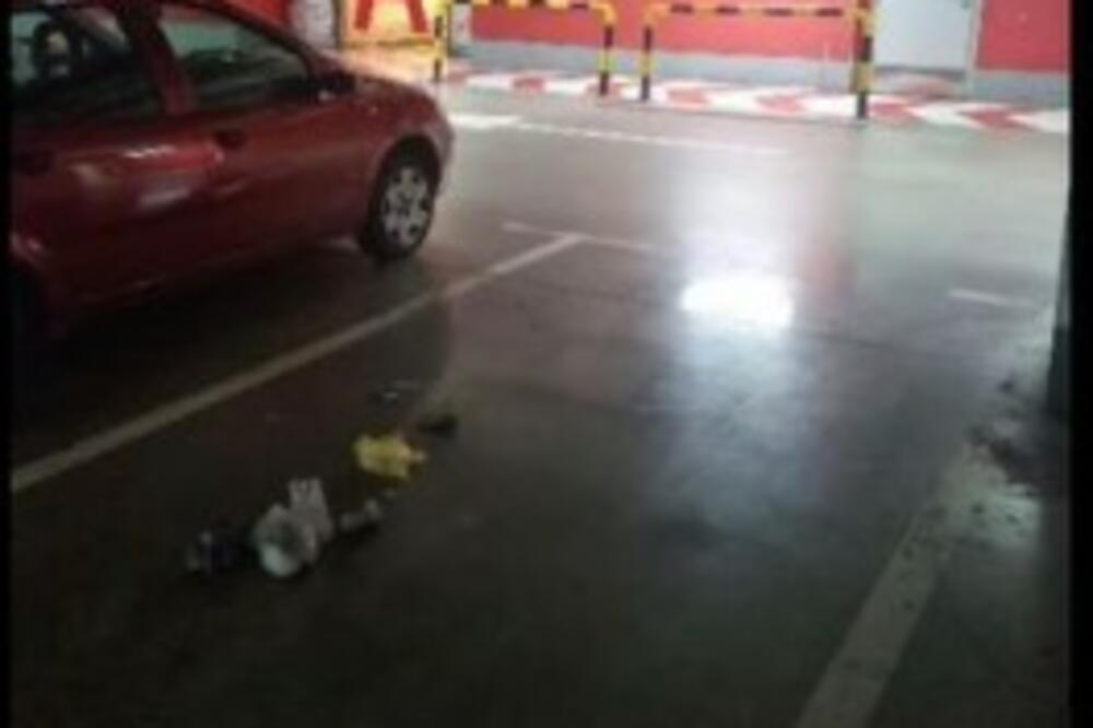 ŠTROKAVAC! BEZ BLAMA POBACAO ĐUBRE IZ KOLA I OTIŠAO: Gomila smeća ostala na parking mestu (FOTO)