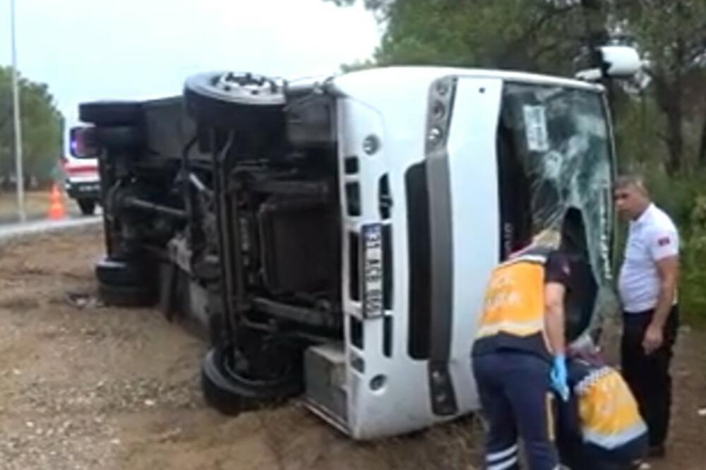 U PREVRTANJU U TURSKOJ POVREĐENI RUSI: Zbog lošeg vremena vozač autobusa sa turistima izgubio kontrolu nad vozilom VIDEO