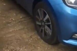 IŽIVLJAVANJE U BEOGRADU TOKOM NOĆI! Neko izbušio gume na SVIM automobilima parkiranim na placu u Vojvode Stepe (VIDEO)