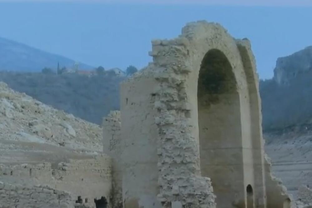 SRPSKA SVETINJA IZRANJA IZ JEZERA U HRVATSKOJ: Zidine potopljenog manastira Dragović iz 14.veka pojavile se zbog niskog vodostaja!