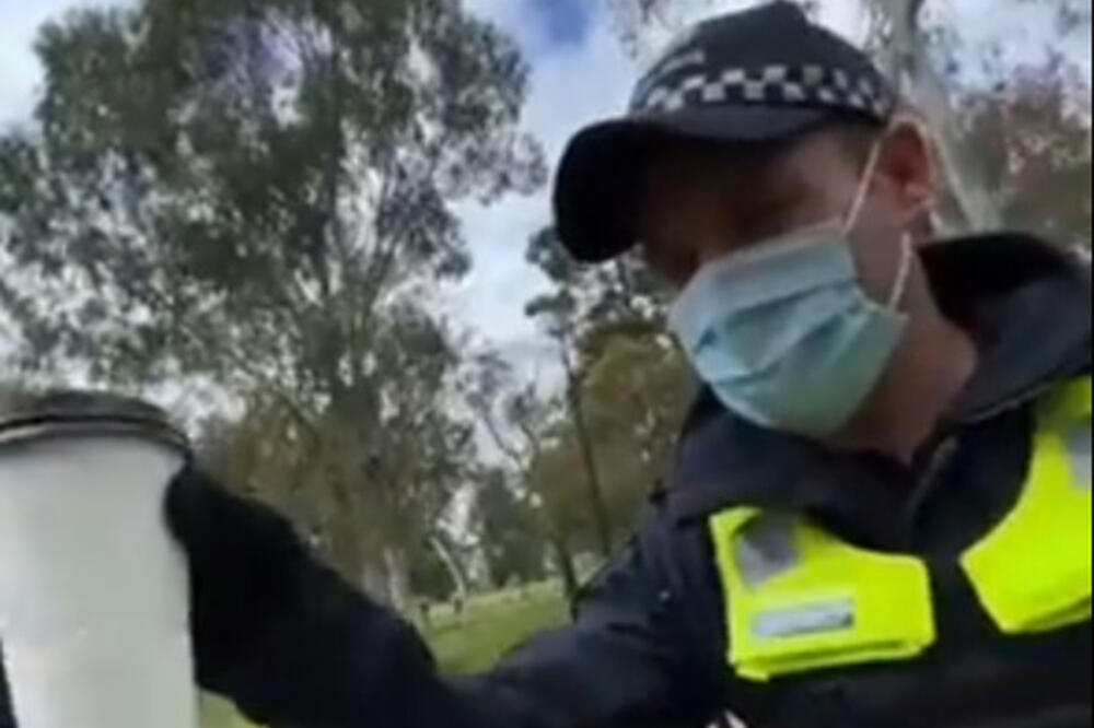 AUSTRALIJSKA POLICIJA PRETERALA U parku proveravali ima li čovek koji ne nosi masku kafe u šolji! Društvene mreže se usijale VIDEO