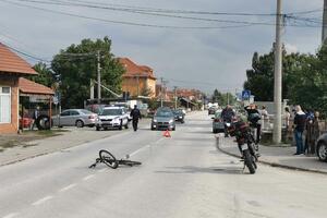 TEŠKA NESREĆA U ČAČKU: Motociklista naleteo na ženu na biciklu dok je prelazila ulicu, hitno prebačena u bolnicu (FOTO)