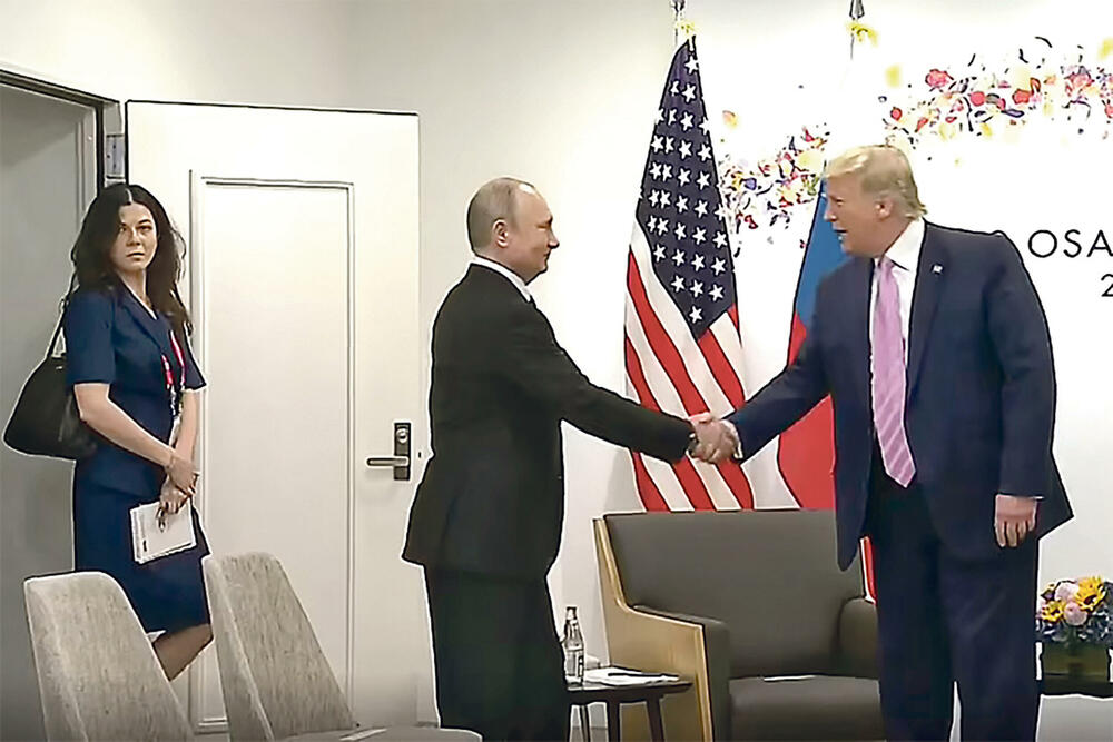 Ruska zamka Putin dovodi zgodnu prevoditeljku na sastanak s Trampom