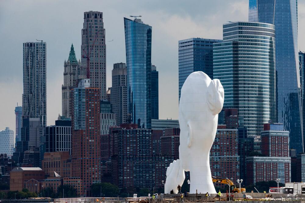DŽINOVSKA GLAVA ŽENE GLEDA U NJUJORK I PRSTOM PREKO USTA ZOVE NA TIŠINU: Evo šta poručuje statua visoka 72 metra! VIDEO, FOTO