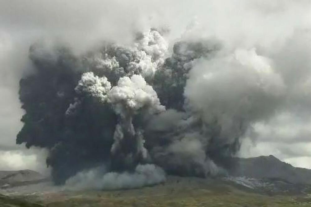 AKTIVIRAO SE VULKAN U JAPANU: Pepeo i dim izbačeni u visinu od 3.500 metara VIDEO