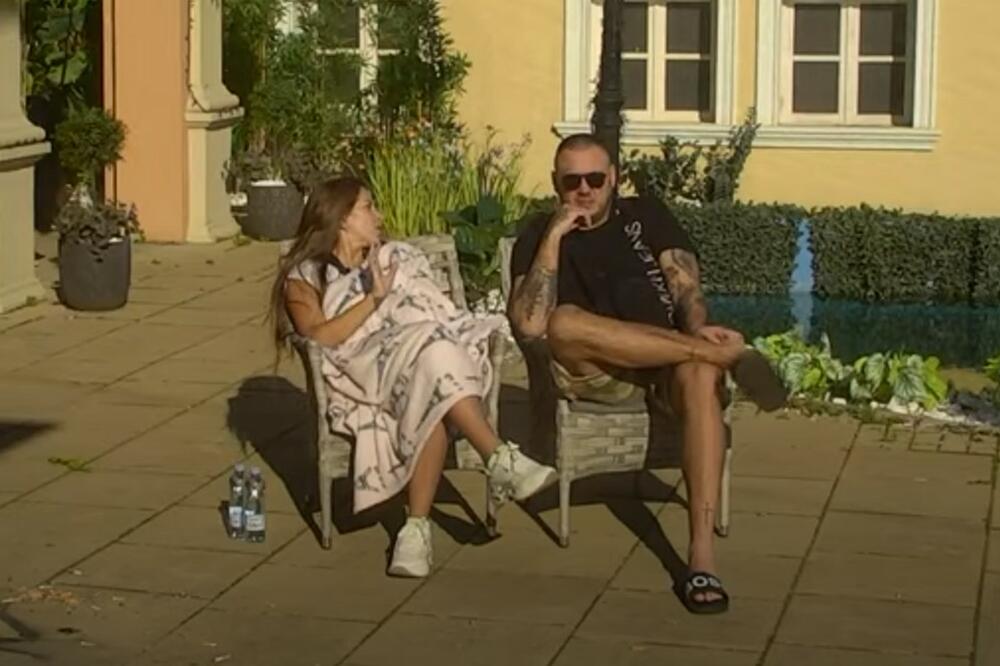 NE MOGU DA SE RAZDVOJE: Dalila i Car osamili se u dvorištu, on je mazi, a ona se SMEŠKA! (VIDEO)
