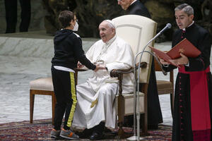 UPORNOST SE ISPLATI: Kako je dečak Paolo dobio papinu belu kapicu i osvojio srca vernika u Vatikanu VIDEO