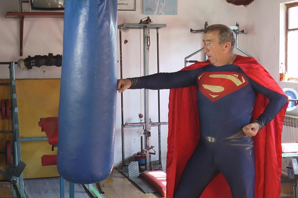 OVO JE UŽIČKI SUPERMEN! Milovan peške išao od Moskve do Londona, a diplomirao sa 73 godine (FOTO)