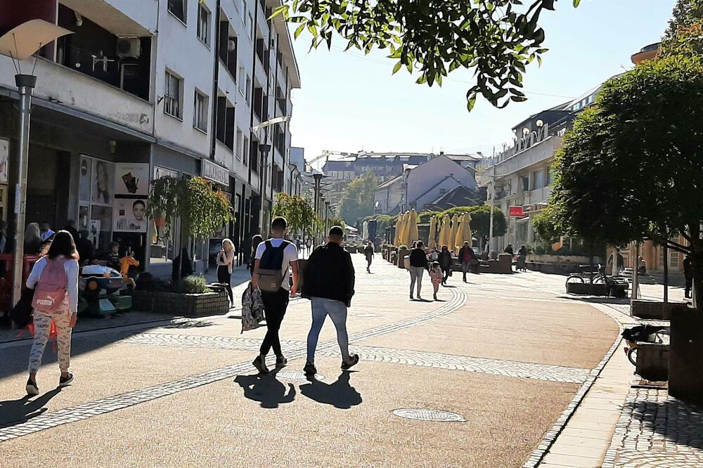 LOZNICA NAJTOPLIJA U SRBIJI: Proleće u oktobru! Slika za pamćenje, neko u jakni, neko u kratkim rukavima