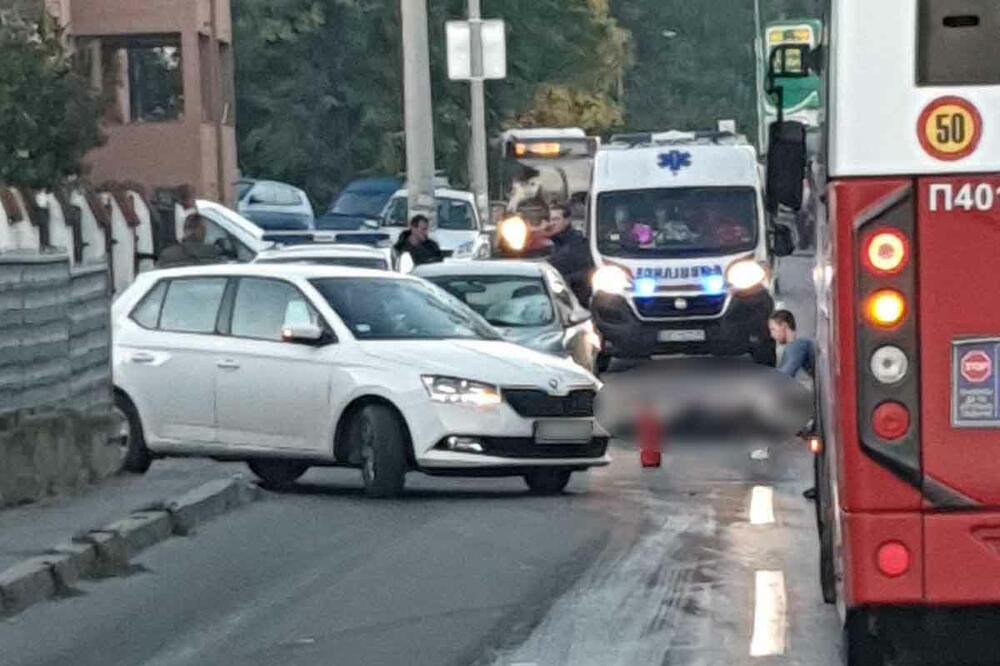 TEŠKA NESREĆA U VIŠNJICI: Automobil naleteo na pešaka dok je pretrčavao ulicu