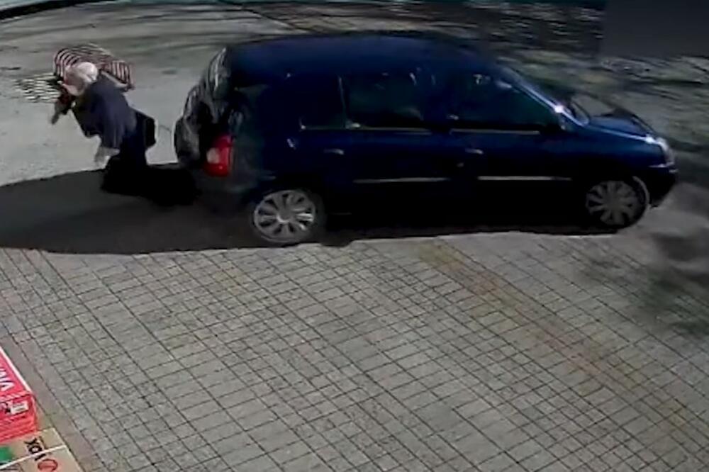 SNIMAK NIJE ZA OSETLJIVE: Pokosio staricu dok je stajala nasred parkinga ispred prodavnice u Obrenovcu VIDEO