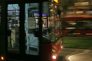 AUTOBUS UDARIO ČOVEKA U ŽELEZNIKU: Muškarac bez svesti prevezen u Urgentni centar, nesreća se dogodila na liniji 54!