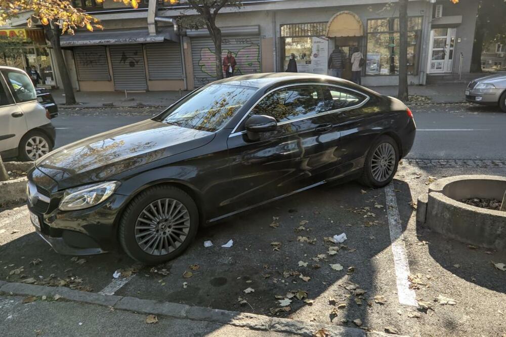 BAHATOST LEVEL PRO! Divljačina se parkirala preko dva parking mesta, I TO ISPRED DEČJE BOLNICE! Narod pobesneo (FOTO)