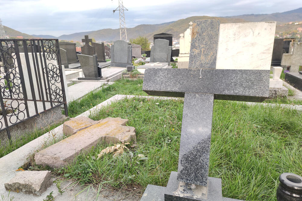 U NOĆI IZMEĐU ČETVRTKA I PETKA: Oskrnavljeno 7 spomenika na Šestovskom groblju u Novom Pazaru