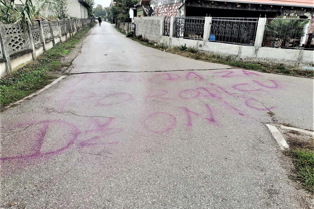ŠOKANTAN GRAFIT OSVANUO U MORAVCU: Ispred kućnog praga zatrtih Đokića piše Pravda za porodicu Džonić?! Evo šta kažu komšije (FOTO)