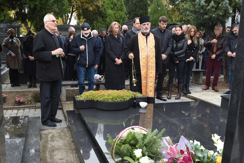 POMEN DUŠANU IVKOVIĆU: 40 dana posle smrti legendarnog Dude porodica i prijatelji okupili se na Novom groblju FOTO