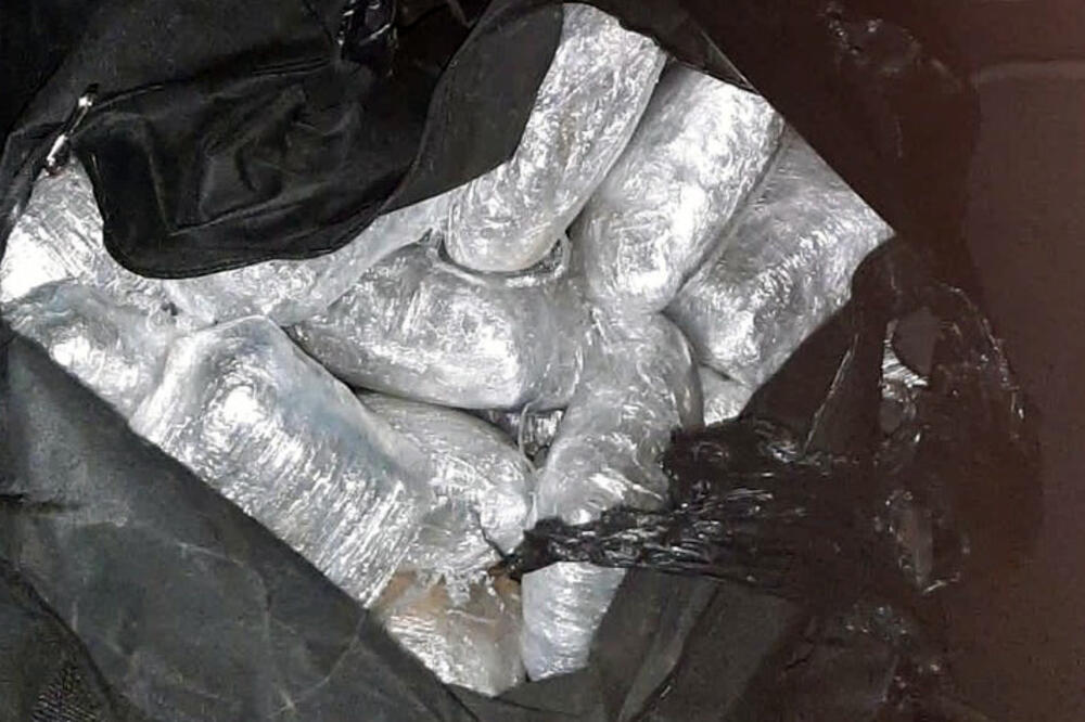 UHAPŠEN DILER IZ BAČKE TOPOLE: Policija mu u automobilu našla dve torbe pune marihuane FOTO