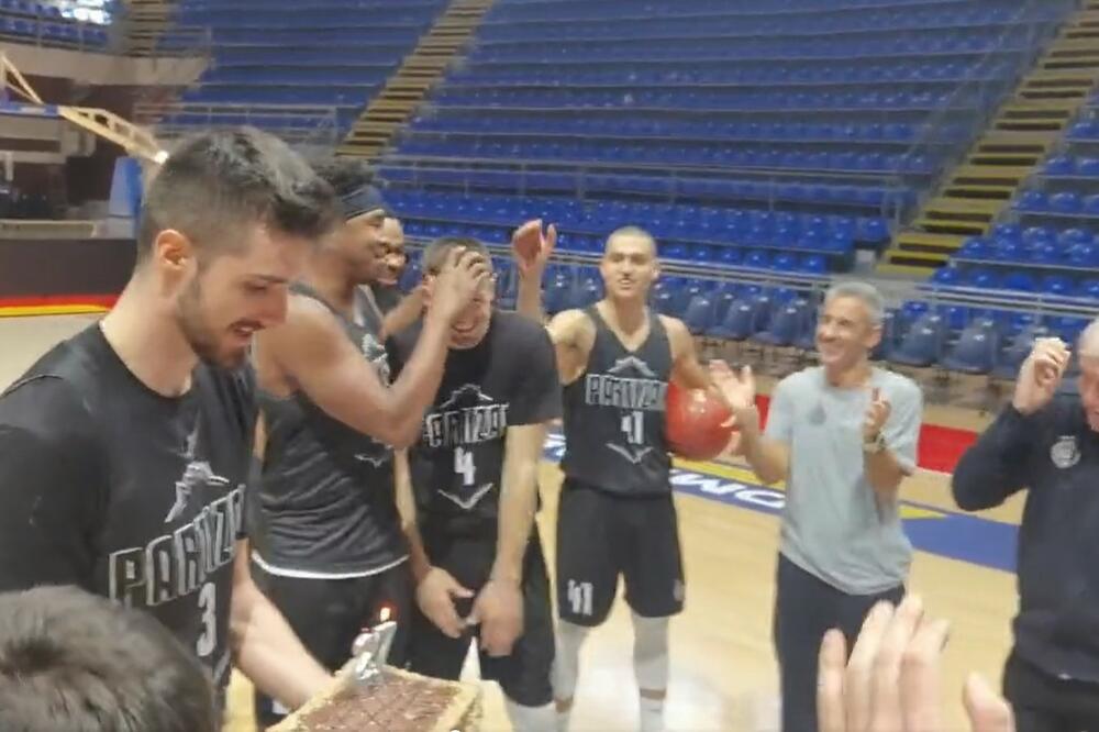 KAD ALEKSA SLAVI ROĐENDAN: Košarkaši Partizana iznenadili Avramovića VIDEO