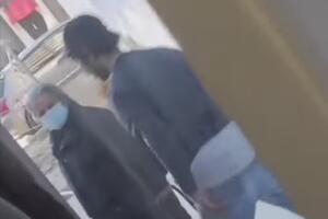 JOŠ JEDAN INCIDENT U AUTOBUSU: Vozač nije hteo da pusti muškarca da uđe, pa se ovaj vratio da ga bije GVOZDENIM predmetom (VIDEO)
