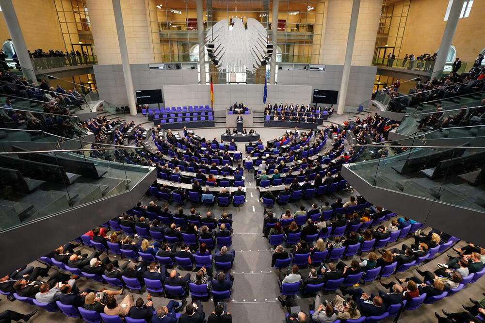 NOVI SAZIV BUNDESTAGA 282 poslanika seli prvi put u klupe! Više od polovine parlamentaraca rođena van Nemačke! FOTO
