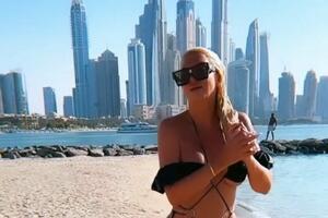 KARLEUŠA DOMINIRA U DUBAIJU: Prošetala vrelo telo plažom, u hotelu LUKSUZ o kakvom se mašta: Evo kako su ARAPI dočekali JK! VIDEO