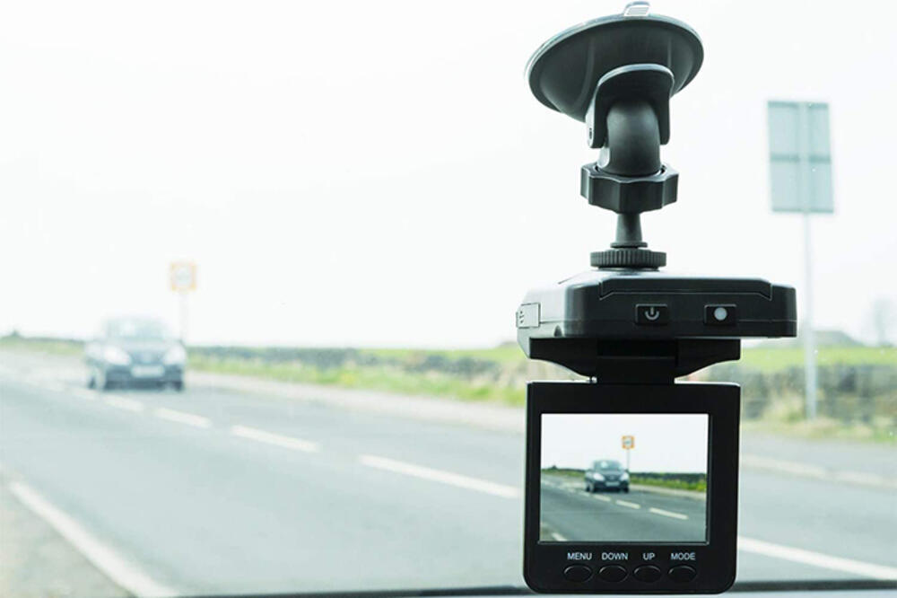 ZA SVE VOZAČE: Snimite sve što se dešava ispred auta dok vozite – evo i zašto!