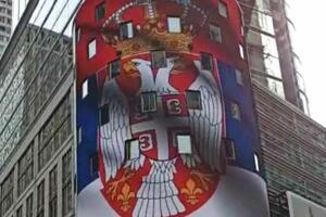 SRPSKA ZASTAVA VIJORI SE U NJUJORKU: Spot o diplomatskim odnosima Srbije i SAD svaka tri minuta na Tajms skveru! (VIDEO)