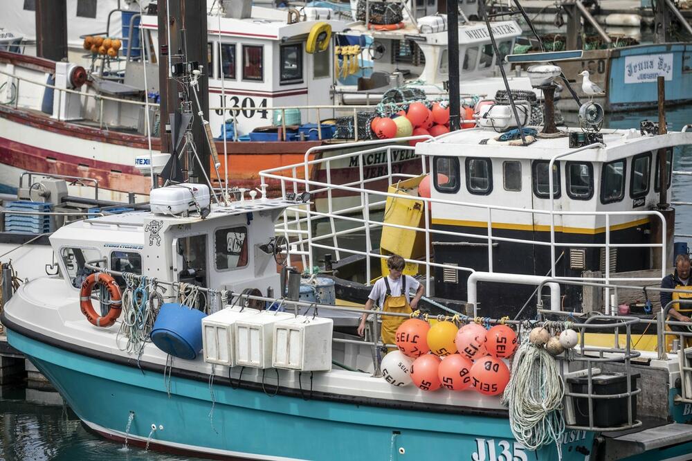 ULOV IH IZNENADIO: Obalska straža zaustavila ribarski čamac, a u njemu dve tone kokaina