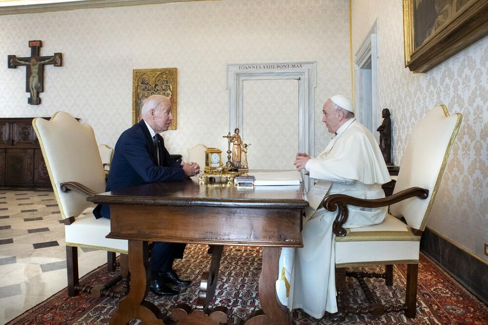 Dug i iscrpan razgovor... Džo Bajden i Papa Franja