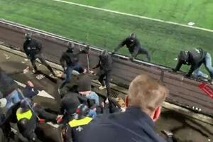POLICIJA PENDRECIMA SMIRIVALA HULIGANE: Haos na utakmici u Holandiji VIDEO