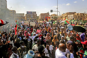 DVOJE MRTVIH NA MASOVNIM PROTESTIMA U SUDANU: Na ulicama Kartuma i širom zemlje narod protiv vojne hunte! FOTO
