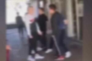 JEZIVI SNIMAK VRŠNJAČKOG NASILJA U CENTRU KRALJEVA: Udario tinejdžera u lice, dečak se srušio na pod VIDEO