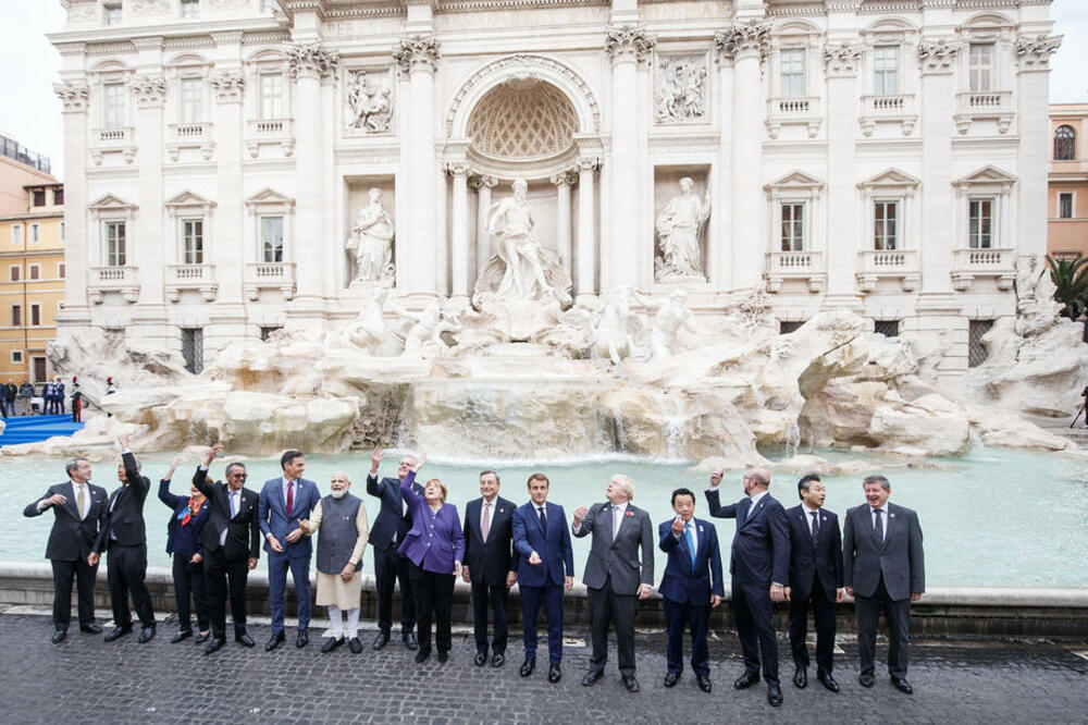 KAO NA EKSKURZIJI ALI BEZ BAJDENA: Lideri G20 bacali novčiće u čuvenu DI TREVI fontanu! Po verovanju vratiće se u Rim! FOTO