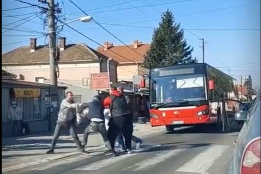 PESNIČENJE U CENTRU GRADA, ZAUSTAVILI SAOBRAĆAJ Grupa muškaraca potukla se na ulici, valjali se po asfaltu i žestoko udarali VIDEO