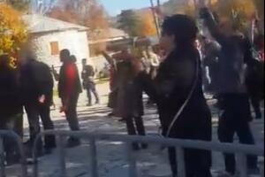 KOMITE OPET PRAVE HAOS U CRNOJ GORI: Okupili se ispred Cetinjskog manastira na DAN SLAVE i vređali mitropolita Joanikija! VIDEO
