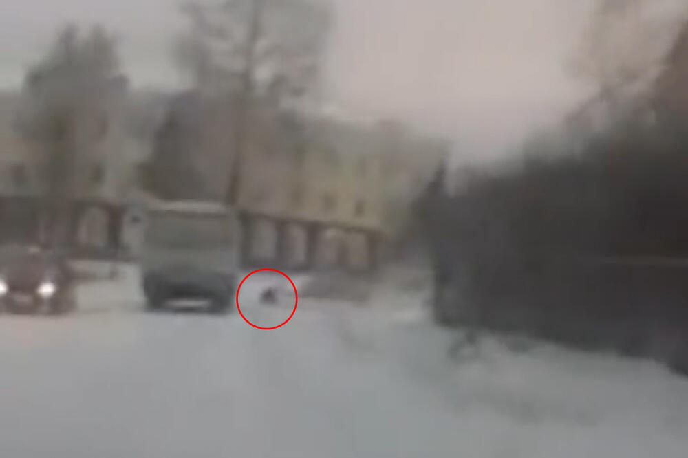 FATALNO SANKANJE U RUSKOM SELU: Devojčica (5) naočigled brata i sestre podletela pod točkove autobusa VIDEO