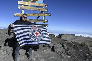 ZASTAVA PARTIZANA ZAVIJORILA SE NA VRHU AFRIKE: Bivši kapiten crno-belih Branko Kokir osvojio Kilimandžaro sa simbolom svog kluba