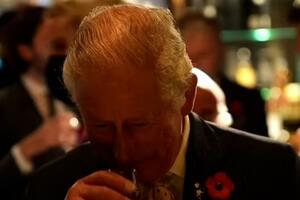 MISLIM DA MI JE POTREBNO JEDNO POSLE DANAŠNJEG DANA: Princ Čarls muški stukao viski posle prijema za lidere samita COP26 (VIDEO)