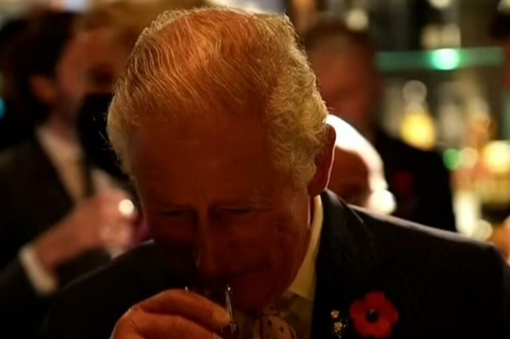 MISLIM DA MI JE POTREBNO JEDNO POSLE DANAŠNJEG DANA: Princ Čarls muški stukao viski posle prijema za lidere samita COP26 (VIDEO)