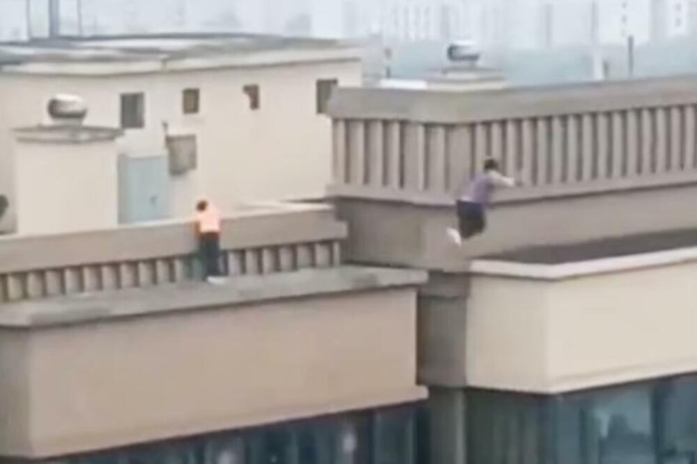 DEČJA IGRA OD KOJE SRCE MOŽE DA STANE: Dečak snimljen kako skače sa jednog balkona OBLAKODERA na drugi VIDEO